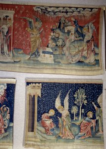 تعليق الوحي (1373-1383) ، ن. 61: سكب الملاك الخامس قنّته على برميل البيت ، والسادس فارغ على نهر الفرات. أدناه ، ن. 70 ، رفيق الخدمة يملي على القديس يوحنا وينصحه أن يعبد الله وليس له. نسيج من ني بواسطة نيكولاس باتايل