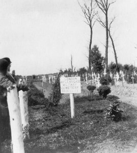 مقبرة لواء لندن للبندقية ، Ploegsteert ، بلجيكا ، الحرب العالمية الأولى ، c1918 بواسطة العندليب وشركاه