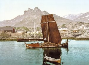 قارب نوردلاند يحمل شحنة من جذوع الأشجار ، النرويج ، 1890-1900 بواسطة مصور نرويجي