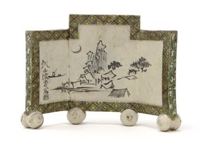 شاشة مكتب على طراز كنزان بتصميم ملاذ جبلي ، شاشة Inkstone (كينبيو) ، أواخر القرن التاسع عشر (طين برتقالي ، صبغة حديدية ، مينا تحت طلاء زجاجي شفاف) بواسطة أوغاتا (أسلوب) كنزان