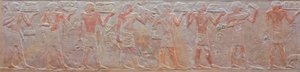 نقش بارز لموكب حاملي القرابين من مقبرة ني-أنك-نسوت، 2575-2134 قبل الميلاد (الحجر الجيري الملون) بواسطة المملكة القديمة المصرية