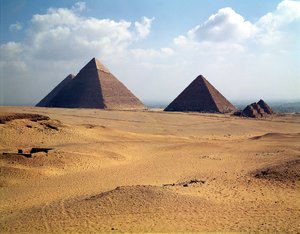 منظر لأهرامات خوفو ، شيفرين ، ميسيرينوس
