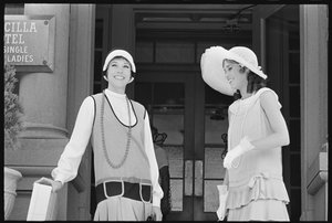 جولي أندروز وماري تايلر مور في مجموعة 'Thoroughly Modern Millie' بواسطة أورلاندو سويرو