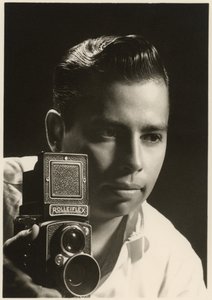 بورتريه أورلاندو سويرو مع كاميرا Rolleiflex ، حوالي 1954 (صورة بالأبيض والأسود) بواسطة أورلاندو سويرو