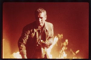 بول نيومان في موقع تصوير فيلم The Towering Inferno بواسطة أورلاندو سويرو