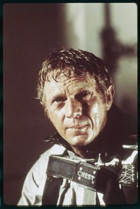 ستيف ماكوين في موقع تصوير فيلم The Towering Inferno بواسطة أورلاندو سويرو