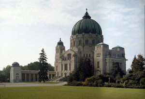 منظر لمقبرة العائلة للمهندس المعماري أوتو واغنر (1841-1918) (انفصال فيينا). مقبرة هيتسينج ، فيينا ، النمسا بواسطة أوتو واجنر
