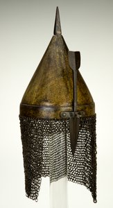 خوذة ، ربما من القرن السادس عشر ، تم تعديلها في القرن التاسع عشر (حديد مصقول بالذهب) بواسطة المدرسة العثمانية