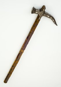 مطرقة الحرب ، c.1680 (حديد وخشب بالأسلاك الفضية والمنسوجات) بواسطة المدرسة العثمانية