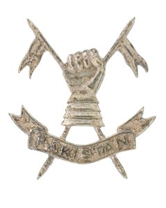 Cap badge, Pakistan Armoured Corps (metal) بواسطة المدرسة الباكستانية