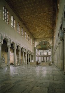 Interior view of the church of St Sabina, central nave, founded in the 5th century بواسطة باليو كريستيان