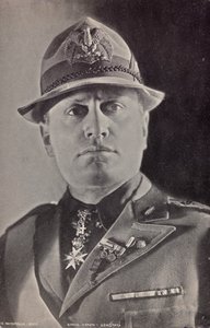 ألبوم "Duce": بينيتو موسوليني في زي ميليشيا (صورة بالأبيض والأسود) بواسطة Pandimiglio Pandimiglio
