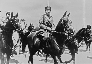 ألبوم "Duce": بينيتو موسوليني على ظهور الخيل مع حاشيته في روما (صورة أبيض وأسود) بواسطة Pandimiglio Pandimiglio