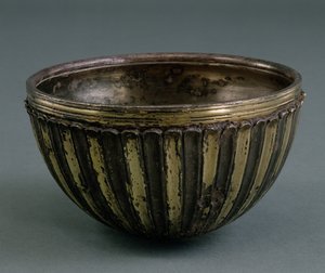 وعاء بارثي ، إيران ، c.100-200 ميلادي (مذهب فضي)