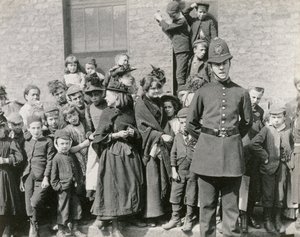 جنازة شرطي في لندن ، 1894 بواسطة بول مارتن