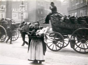 بائعة جرائد ، لندن ، حوالي عام 1890 (صورة بالأبيض والأسود) بواسطة بول مارتن