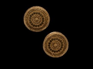 زوج من بكرات الأذن بواسطة الناس السواحيلية