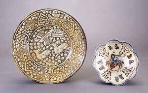 طبق من الفخار في سلطان أباد ، يصور غزالين جالسين وسط زخارف مورقة كثيفة ، القرن الرابع عشر بواسطة المدرسة الفارسية