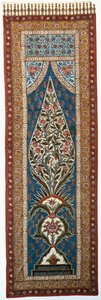 كاليمكاري قطني مزجج ومطبع بببغاوات وطيور أخرى تطفو على أغصان شجرة مزهرة على شكل لهب بواسطة المدرسة الفارسية