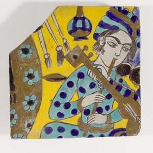 أواخر القرن السابع عشر بلاط الفخار الصفوي فارس كورسا سيكا يصور رجل يلعب الناي في عمامة بواسطة المدرسة الفارسية