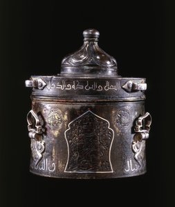 محبرة وغطاء من البرونز الفاخر من الفضة الفارسية الشرقية ومطعمة بالنحاس بواسطة المدرسة الفارسية