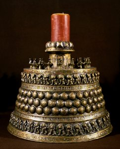 Islamic Art: bronze candlestick with silver inlay. Persian art of the 12th century. Cairo, Museum of Islamic Art بواسطة المدرسة الفارسية