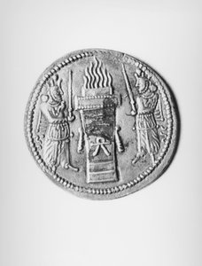 عكس عملة شابور الثانية (310-79) التي تصور مذبح النار القرباني ، الساساني (الفضة) (انظر 142415 للمقابلة)