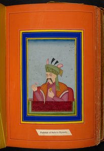 شاه عباس الأول ملك بلاد فارس (حكم 1588-1629) صورة شخصية للرأس والكتفين ، ينظر إلى اليسار (ألوان مائية غير شفافة على ورق) بواسطة المدرسة الفارسية