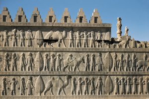 قصر داريوس الأول ، في برسيبوليس (إيران): تفاصيل ديكور أبادانا أو قاعة المحكمة ، التي تمثل الشعوب الخاضعة لتقديم الهدايا إلى داريوس الأول (550-486 قبل الميلاد ، قال العظيم). نحت منخفض ، السادس قبل الميلاد ، الفن الفارسي ، طريق الحضيض. بواسطة المدرسة الفارسية
