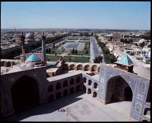 منظر للمدينة من الساحة الملكية ، ممر جامع الجامع ، على اليمين مسجد الشيخ لطف الله يسار مسجد علي قابو بواسطة المدرسة الفارسية