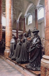 قبر ماكسيميليان الأول (1459-1519) منظر لأربعة شخصيات برونزية للمعزين ، ربما أسلاف أو أقارب أو معاصرين ، يُنسب التصميم إلى جيلج سيسيلشرايبر بواسطة بيتر (ورشة عمل) فيشر