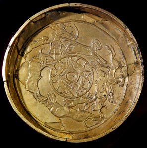 Phenician art: gold platter decorates royal hunting scene. From Ras Shamra (Ugarit or Ougarit) 14th century BC. Diameter 19 cm Paris, Louvre Museum بواسطة الفينيقي