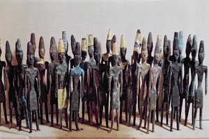 تقدم تماثيل صغيرة من معبد المسلات بجبيل (ذهبية وبرونزية) بواسطة المدرسة الفينيقية