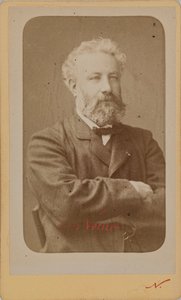 صورة لجول فيرن 1828-1905 ، ج. 1870.