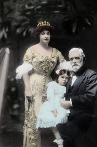 المغنية الأسترالية نيلي (نيللي) ميلبا (1861-1931) مع والدها وفتاة صغيرة مجهولة الهوية. ملبورن ، تصوير أوائل القرن العشرين بواسطة مصور فوتوغرافي استرالي
