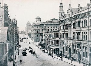 بريدج ستريت ، سيدني ، حوالي عام 1900 ، من "Under the Southern Cross - Glimpses of Australia" ، الذي نشرته وزارة الشؤون الخارجية ، ملبورن بواسطة مصور فوتوغرافي استرالي