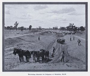 حفر القنوات للري في Berembea ، نيو ساوث ويلز (b / w photo) بواسطة مصور فوتوغرافي استرالي