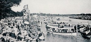 "Henley on the Yarra" ، ملبورن ، فيكتوريا ، حوالي 1904 ، من "Under the Southern Cross - Glimpses of Australia" ، الذي نشرته وزارة الشؤون الخارجية ، ملبورن بواسطة مصور فوتوغرافي استرالي