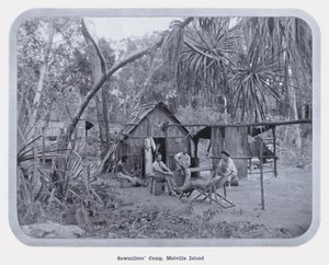 معسكر Sawmillers ، Melville Island (b / w photo) بواسطة مصور فوتوغرافي استرالي