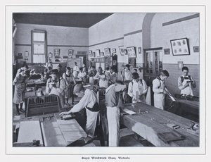 فئة Sloyd Woodwork ، فيكتوريا (صورة b / w) بواسطة مصور فوتوغرافي استرالي