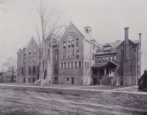 كندا: Wycliffe College، Toronto (b / w photo) بواسطة المصور كندي