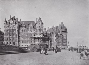 Chateau Frontenac و Dufferin Terrace (صورة بالأبيض والأسود) بواسطة المصور كندي