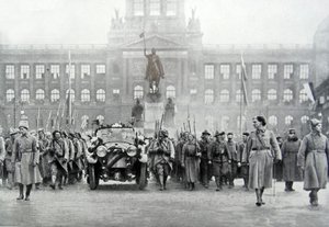 القوات التشيكية ترافق الرئيس توماس ماساريك في براغ ، 25 ديسمبر 1918 (صورة بالأبيض والأسود) بواسطة مصور تشيكي