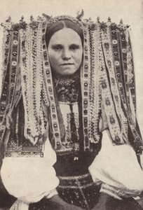 امرأة تشيكية ترتدي غطاء رأس من الأشرطة حيث يشير كل شريط إلى الخاطب الذي رفضته للزواج (صورة b / w) بواسطة مصور تشيكي
