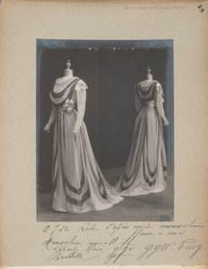 صفحة الألبوم: House of Worth، Aftrenoon Dress بواسطة مصور فوتوغرافي فرنسي