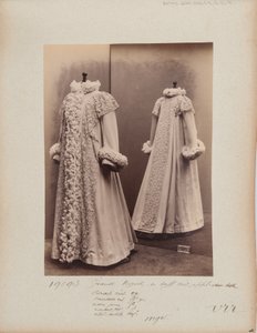 صفحة الألبوم: House of Worth، Coat (Grand Manteau) بواسطة مصور فوتوغرافي فرنسي