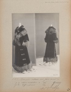 صفحة الألبوم: House of Worth، Coat (Redingote) بواسطة مصور فوتوغرافي فرنسي