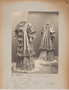 صفحة الألبوم: House of Worth، Coat بواسطة مصور فوتوغرافي فرنسي