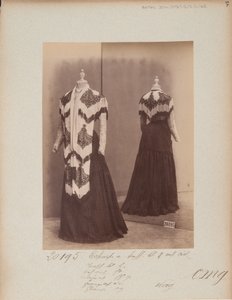 صفحة الألبوم: House of Worth، Shoulder Cape بواسطة مصور فوتوغرافي فرنسي