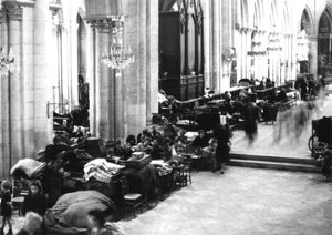 أشخاص لجأوا إلى كاتدرائية كاين ، يوليو 1944 (b / w photo) بواسطة مصور فوتوغرافي فرنسي